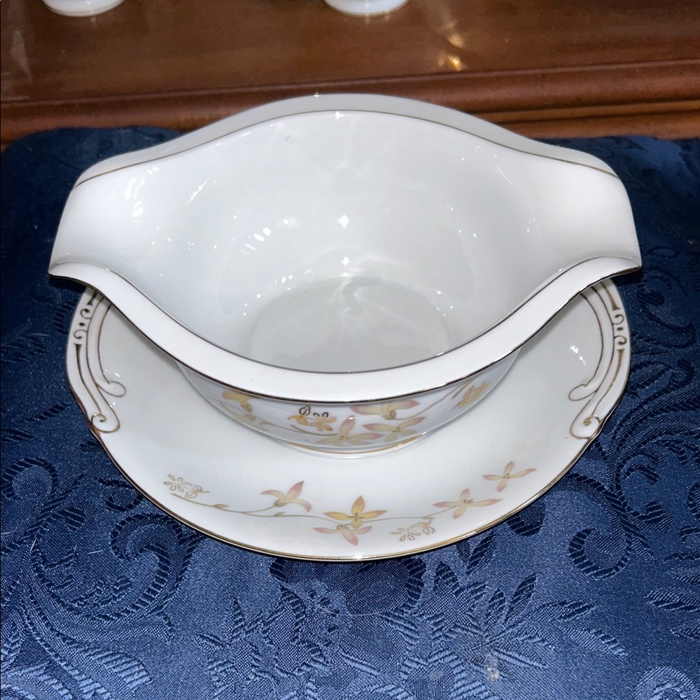 Gravy boat w/ under plate
